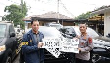 Dirreskrimum Polda Banten Kombes Pol Dian Setyawan bersama Kabid Humas Polda Banten, Kombes Pol Maruli Ahiles Hutapea menunjukkan barang bukti berupa pelat nomor kendaraan yang diamankan dalam pengungkapan kasus dugaan pemerasan, pengancaman, dan penganiayaan yang ditangani Polda Banten.