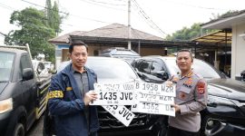 Dirreskrimum Polda Banten Kombes Pol Dian Setyawan bersama Kabid Humas Polda Banten, Kombes Pol Maruli Ahiles Hutapea menunjukkan barang bukti berupa pelat nomor kendaraan yang diamankan dalam pengungkapan kasus dugaan pemerasan, pengancaman, dan penganiayaan yang ditangani Polda Banten.