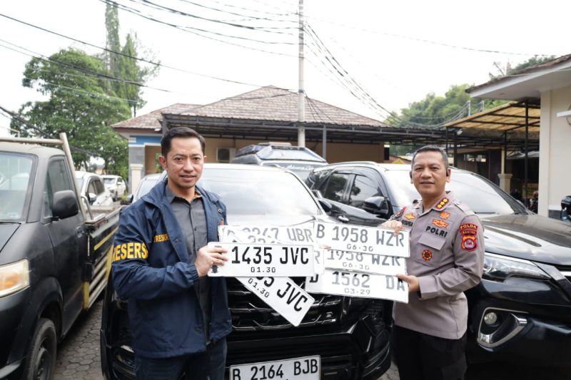 Dirreskrimum Polda Banten Kombes Pol Dian Setyawan bersama Kabid Humas Polda Banten, Kombes Pol Maruli Ahiles Hutapea menunjukkan barang bukti berupa pelat nomor kendaraan yang diamankan dalam pengungkapan kasus dugaan pemerasan, pengancaman, dan penganiayaan yang ditangani Polda Banten.