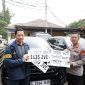 Dirreskrimum Polda Banten Kombes Pol Dian Setyawan bersama Kabid Humas Polda Banten, Kombes Pol Maruli Ahiles Hutapea menunjukkan barang bukti berupa pelat nomor kendaraan yang diamankan dalam pengungkapan kasus dugaan pemerasan, pengancaman, dan penganiayaan yang ditangani Polda Banten.