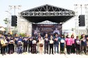 Perwakilan Polda Banten bersama penerima bantuan sosial berfoto bersama usai penyerahan bantuan dalam rangka Hari Bhayangkara ke-80. Kegiatan tersebut berlangsung penuh keakraban dan menjadi bentuk nyata kepedulian Polri kepada masyarakat.