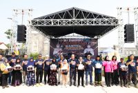 Perwakilan Polda Banten bersama penerima bantuan sosial berfoto bersama usai penyerahan bantuan dalam rangka Hari Bhayangkara ke-80. Kegiatan tersebut berlangsung penuh keakraban dan menjadi bentuk nyata kepedulian Polri kepada masyarakat.