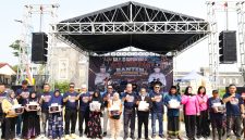 Perwakilan Polda Banten bersama penerima bantuan sosial berfoto bersama usai penyerahan bantuan dalam rangka Hari Bhayangkara ke-80. Kegiatan tersebut berlangsung penuh keakraban dan menjadi bentuk nyata kepedulian Polri kepada masyarakat.