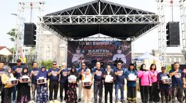 Perwakilan Polda Banten bersama penerima bantuan sosial berfoto bersama usai penyerahan bantuan dalam rangka Hari Bhayangkara ke-80. Kegiatan tersebut berlangsung penuh keakraban dan menjadi bentuk nyata kepedulian Polri kepada masyarakat.