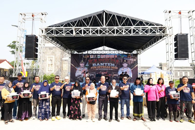 Perwakilan Polda Banten bersama penerima bantuan sosial berfoto bersama usai penyerahan bantuan dalam rangka Hari Bhayangkara ke-80. Kegiatan tersebut berlangsung penuh keakraban dan menjadi bentuk nyata kepedulian Polri kepada masyarakat.