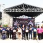Perwakilan Polda Banten bersama penerima bantuan sosial berfoto bersama usai penyerahan bantuan dalam rangka Hari Bhayangkara ke-80. Kegiatan tersebut berlangsung penuh keakraban dan menjadi bentuk nyata kepedulian Polri kepada masyarakat.