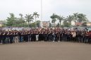 Polda Banten menyerahkan paket bantuan sosial kepada warga pada kegiatan bakti sosial dan bakti kesehatan dalam rangka Hari Bhayangkara ke-80 di Bendungan Karian, Kabupaten Lebak, Sabtu (6/6/2026).