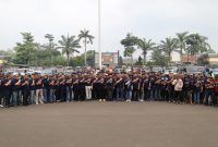 Polda Banten menyerahkan paket bantuan sosial kepada warga pada kegiatan bakti sosial dan bakti kesehatan dalam rangka Hari Bhayangkara ke-80 di Bendungan Karian, Kabupaten Lebak, Sabtu (6/6/2026).