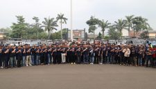 Polda Banten menyerahkan paket bantuan sosial kepada warga pada kegiatan bakti sosial dan bakti kesehatan dalam rangka Hari Bhayangkara ke-80 di Bendungan Karian, Kabupaten Lebak, Sabtu (6/6/2026).