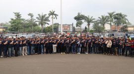 Polda Banten menyerahkan paket bantuan sosial kepada warga pada kegiatan bakti sosial dan bakti kesehatan dalam rangka Hari Bhayangkara ke-80 di Bendungan Karian, Kabupaten Lebak, Sabtu (6/6/2026).