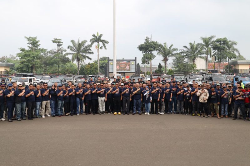Polda Banten menyerahkan paket bantuan sosial kepada warga pada kegiatan bakti sosial dan bakti kesehatan dalam rangka Hari Bhayangkara ke-80 di Bendungan Karian, Kabupaten Lebak, Sabtu (6/6/2026).