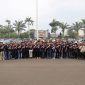 Polda Banten menyerahkan paket bantuan sosial kepada warga pada kegiatan bakti sosial dan bakti kesehatan dalam rangka Hari Bhayangkara ke-80 di Bendungan Karian, Kabupaten Lebak, Sabtu (6/6/2026).