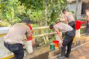 Personel Ditsamapta Polda Banten melakukan pengecatan Jembatan Merah Putih dalam rangka program revitalisasi fasilitas umum. Upaya ini dilakukan untuk meningkatkan keamanan, kenyamanan, dan estetika jembatan yang digunakan masyarakat sehari-hari.