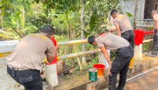 Personel Ditsamapta Polda Banten melakukan pengecatan Jembatan Merah Putih dalam rangka program revitalisasi fasilitas umum. Upaya ini dilakukan untuk meningkatkan keamanan, kenyamanan, dan estetika jembatan yang digunakan masyarakat sehari-hari.