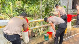 Personel Ditsamapta Polda Banten melakukan pengecatan Jembatan Merah Putih dalam rangka program revitalisasi fasilitas umum. Upaya ini dilakukan untuk meningkatkan keamanan, kenyamanan, dan estetika jembatan yang digunakan masyarakat sehari-hari.