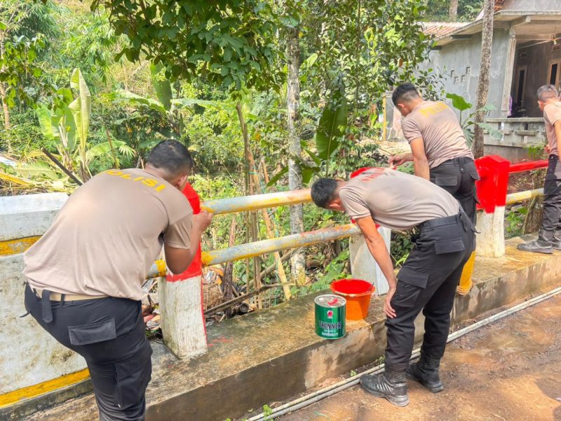 Personel Ditsamapta Polda Banten melakukan pengecatan Jembatan Merah Putih dalam rangka program revitalisasi fasilitas umum. Upaya ini dilakukan untuk meningkatkan keamanan, kenyamanan, dan estetika jembatan yang digunakan masyarakat sehari-hari.