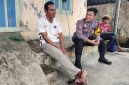 Bhabinkamtibmas Polsek Puloampel saat berdialog dengan warga dalam kegiatan sambang dan silaturahmi guna mempererat komunikasi serta menyampaikan pesan kamtibmas di wilayah binaan.