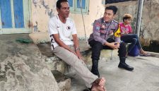 Bhabinkamtibmas Polsek Puloampel saat berdialog dengan warga dalam kegiatan sambang dan silaturahmi guna mempererat komunikasi serta menyampaikan pesan kamtibmas di wilayah binaan.