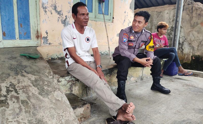 Bhabinkamtibmas Polsek Puloampel saat berdialog dengan warga dalam kegiatan sambang dan silaturahmi guna mempererat komunikasi serta menyampaikan pesan kamtibmas di wilayah binaan.