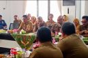 Lurah Kutabumi bersama Camat Pasar Kemis dan Tim Penilai Kabupaten Tangerang mengikuti sesi pemaparan serta evaluasi dalam rangka Lomba Kinerja Kelurahan Tingkat Kabupaten Tangerang Tahun 2026.