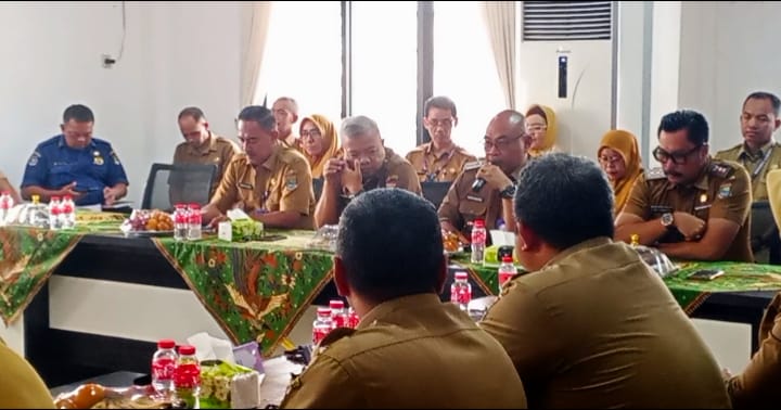 Lurah Kutabumi bersama Camat Pasar Kemis dan Tim Penilai Kabupaten Tangerang mengikuti sesi pemaparan serta evaluasi dalam rangka Lomba Kinerja Kelurahan Tingkat Kabupaten Tangerang Tahun 2026.