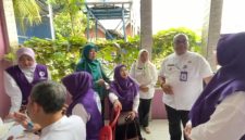 Suasana pembinaan dan evaluasi lapangan oleh Tim Pembina Posyandu Kabupaten Tangerang bersama kader Posyandu dan unsur terkait di Desa Sukamantri, Kecamatan Pasar Kemis.