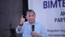 Ketua Umum Partai Gelora Indonesia, Anis Matta, menyampaikan arahan kepada peserta Bimtek Nasional II Anggota Legislatif Partai Gelora Indonesia di Jakarta, Sabtu (13/6/2026).