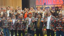 Jajaran pengurus pusat dan daerah Laskar Merah Putih berfoto bersama usai pelaksanaan Rapimnas 2026 di Hotel Kartika Chandra, Jakarta, Sabtu (13/6/2026).