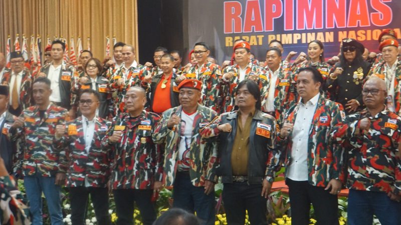Jajaran pengurus pusat dan daerah Laskar Merah Putih berfoto bersama usai pelaksanaan Rapimnas 2026 di Hotel Kartika Chandra, Jakarta, Sabtu (13/6/2026).