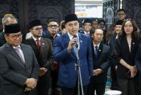Suasana penyampaian keterangan kepada awak media usai rapat paripurna DPRD DKI Jakarta terkait pengesahan Peraturan Daerah tentang Fasilitasi Pencegahan dan Pemberantasan Penyalahgunaan dan Peredaran Gelap Narkotika dan Prekursor Narkotika (P4GN), di Gedung DPRD DKI Jakarta.