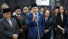 Suasana penyampaian keterangan kepada awak media usai rapat paripurna DPRD DKI Jakarta terkait pengesahan Peraturan Daerah tentang Fasilitasi Pencegahan dan Pemberantasan Penyalahgunaan dan Peredaran Gelap Narkotika dan Prekursor Narkotika (P4GN), di Gedung DPRD DKI Jakarta.