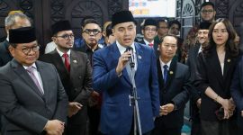 Suasana penyampaian keterangan kepada awak media usai rapat paripurna DPRD DKI Jakarta terkait pengesahan Peraturan Daerah tentang Fasilitasi Pencegahan dan Pemberantasan Penyalahgunaan dan Peredaran Gelap Narkotika dan Prekursor Narkotika (P4GN), di Gedung DPRD DKI Jakarta.