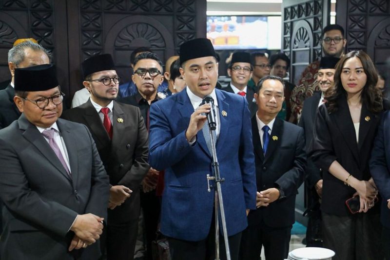 Suasana penyampaian keterangan kepada awak media usai rapat paripurna DPRD DKI Jakarta terkait pengesahan Peraturan Daerah tentang Fasilitasi Pencegahan dan Pemberantasan Penyalahgunaan dan Peredaran Gelap Narkotika dan Prekursor Narkotika (P4GN), di Gedung DPRD DKI Jakarta.