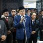 Suasana penyampaian keterangan kepada awak media usai rapat paripurna DPRD DKI Jakarta terkait pengesahan Peraturan Daerah tentang Fasilitasi Pencegahan dan Pemberantasan Penyalahgunaan dan Peredaran Gelap Narkotika dan Prekursor Narkotika (P4GN), di Gedung DPRD DKI Jakarta.