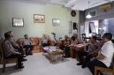Kapolda Banten Irjen Pol Hengki berdialog hangat dengan Brigjen Pol (Purn) Rumiah K., S.Pd. saat kegiatan anjangsana dalam rangka menyambut Hari Bhayangkara ke-80 di Kota Serang, didampingi Irwasda Polda Banten Kombes Pol Iwan Sonjaya dan jajaran Polda Banten.