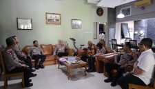 Kapolda Banten Irjen Pol Hengki berdialog hangat dengan Brigjen Pol (Purn) Rumiah K., S.Pd. saat kegiatan anjangsana dalam rangka menyambut Hari Bhayangkara ke-80 di Kota Serang, didampingi Irwasda Polda Banten Kombes Pol Iwan Sonjaya dan jajaran Polda Banten.