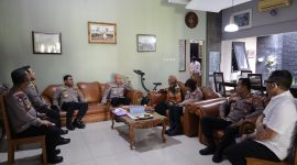 Kapolda Banten Irjen Pol Hengki berdialog hangat dengan Brigjen Pol (Purn) Rumiah K., S.Pd. saat kegiatan anjangsana dalam rangka menyambut Hari Bhayangkara ke-80 di Kota Serang, didampingi Irwasda Polda Banten Kombes Pol Iwan Sonjaya dan jajaran Polda Banten.