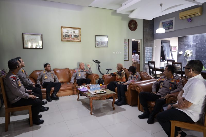 Kapolda Banten Irjen Pol Hengki berdialog hangat dengan Brigjen Pol (Purn) Rumiah K., S.Pd. saat kegiatan anjangsana dalam rangka menyambut Hari Bhayangkara ke-80 di Kota Serang, didampingi Irwasda Polda Banten Kombes Pol Iwan Sonjaya dan jajaran Polda Banten.