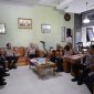 Kapolda Banten Irjen Pol Hengki berdialog hangat dengan Brigjen Pol (Purn) Rumiah K., S.Pd. saat kegiatan anjangsana dalam rangka menyambut Hari Bhayangkara ke-80 di Kota Serang, didampingi Irwasda Polda Banten Kombes Pol Iwan Sonjaya dan jajaran Polda Banten.