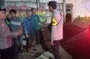 Personel Polsek melaksanakan patroli dialogis dan memberikan imbauan kamtibmas kepada sejumlah pemuda yang masih berkumpul pada malam hari guna menjaga keamanan dan ketertiban lingkungan.