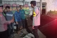 Personel Polsek melaksanakan patroli dialogis dan memberikan imbauan kamtibmas kepada sejumlah pemuda yang masih berkumpul pada malam hari guna menjaga keamanan dan ketertiban lingkungan.