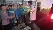 Personel Polsek melaksanakan patroli dialogis dan memberikan imbauan kamtibmas kepada sejumlah pemuda yang masih berkumpul pada malam hari guna menjaga keamanan dan ketertiban lingkungan.