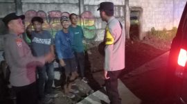 Personel Polsek melaksanakan patroli dialogis dan memberikan imbauan kamtibmas kepada sejumlah pemuda yang masih berkumpul pada malam hari guna menjaga keamanan dan ketertiban lingkungan.