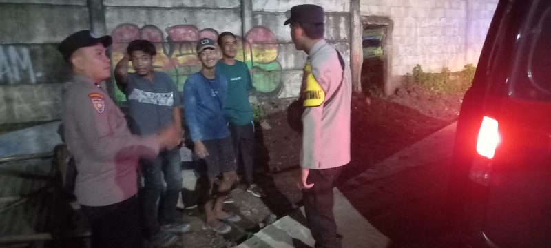 Personel Polsek melaksanakan patroli dialogis dan memberikan imbauan kamtibmas kepada sejumlah pemuda yang masih berkumpul pada malam hari guna menjaga keamanan dan ketertiban lingkungan.