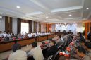 Suasana kegiatan penyerahan Piagam Penghargaan Kementerian Perhubungan RI kepada Polda Banten dan Polda Lampung yang berlangsung di Aula Rupatama Polda Banten, dipimpin Kapolda Banten Irjen Pol Hengki dan dihadiri Kapolda Lampung Irjen Pol Helfi Assegaf serta Direktur Jenderal Perhubungan Darat Irjen Pol (Purn) Dr. Drs. Aan Suhanan.