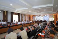 Suasana kegiatan penyerahan Piagam Penghargaan Kementerian Perhubungan RI kepada Polda Banten dan Polda Lampung yang berlangsung di Aula Rupatama Polda Banten, dipimpin Kapolda Banten Irjen Pol Hengki dan dihadiri Kapolda Lampung Irjen Pol Helfi Assegaf serta Direktur Jenderal Perhubungan Darat Irjen Pol (Purn) Dr. Drs. Aan Suhanan.