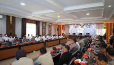 Suasana kegiatan penyerahan Piagam Penghargaan Kementerian Perhubungan RI kepada Polda Banten dan Polda Lampung yang berlangsung di Aula Rupatama Polda Banten, dipimpin Kapolda Banten Irjen Pol Hengki dan dihadiri Kapolda Lampung Irjen Pol Helfi Assegaf serta Direktur Jenderal Perhubungan Darat Irjen Pol (Purn) Dr. Drs. Aan Suhanan.
