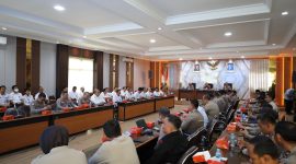 Suasana kegiatan penyerahan Piagam Penghargaan Kementerian Perhubungan RI kepada Polda Banten dan Polda Lampung yang berlangsung di Aula Rupatama Polda Banten, dipimpin Kapolda Banten Irjen Pol Hengki dan dihadiri Kapolda Lampung Irjen Pol Helfi Assegaf serta Direktur Jenderal Perhubungan Darat Irjen Pol (Purn) Dr. Drs. Aan Suhanan.