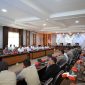 Suasana kegiatan penyerahan Piagam Penghargaan Kementerian Perhubungan RI kepada Polda Banten dan Polda Lampung yang berlangsung di Aula Rupatama Polda Banten, dipimpin Kapolda Banten Irjen Pol Hengki dan dihadiri Kapolda Lampung Irjen Pol Helfi Assegaf serta Direktur Jenderal Perhubungan Darat Irjen Pol (Purn) Dr. Drs. Aan Suhanan.