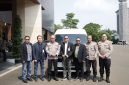 Kapolda Banten Irjen Pol. Hengki (ketiga dari kiri) berfoto bersama perwakilan PT Bank Rakyat Indonesia (Persero), Wakapolda Banten Brigjen Pol. Dr. Hendra Wirawan, dan Karo Logistik Polda Banten Kombes Pol. Jeffry, usai penyerahan hibah kendaraan dinas Hiace untuk mendukung operasional pelayanan kepolisian kepada masyarakat.
